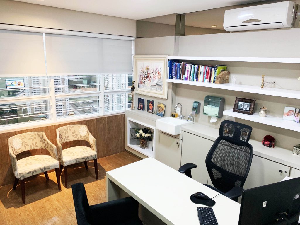 Sala de espera confortável da clínica em Londrina